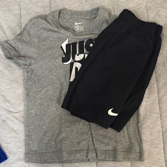 Under Armour and Nike Boys Sets - Picture 5 of 7